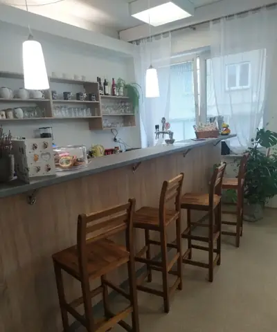 Barový pult se stoličkami