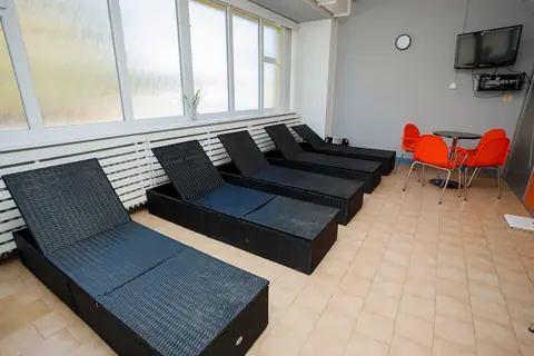 Odpočívárna s lehátky a televizí