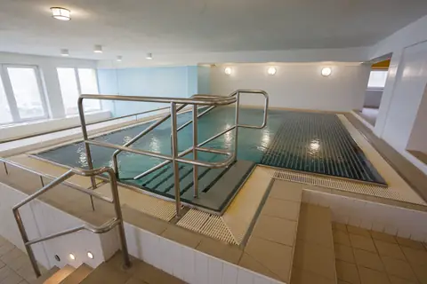 Bazénová část s nerezovými zábradlími