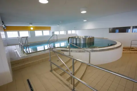 Kruhová vana s nerezovým obrubníkem
