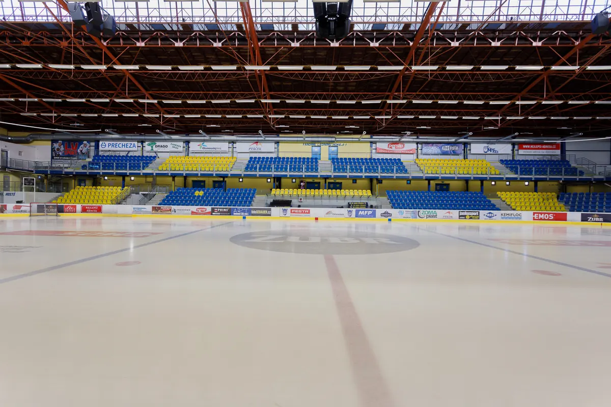 Ledová plocha při pohledu na protější tribunu